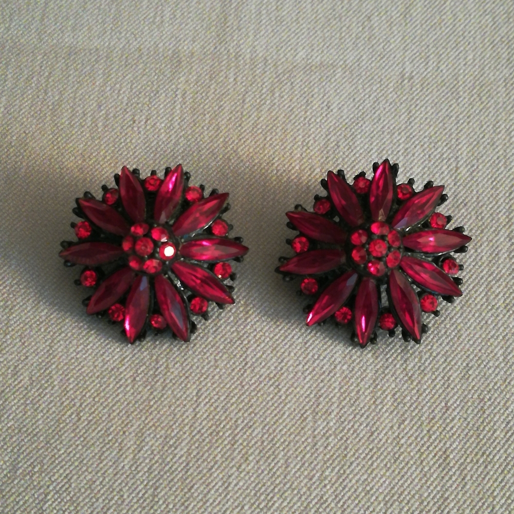 Vintage Ruby Red Rhinestone Clip Earrings - Picture 2 of 6